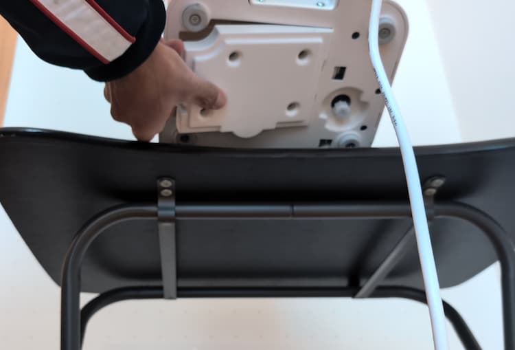 エブリィフレシャスミニの排水キャップカバーを外すところ