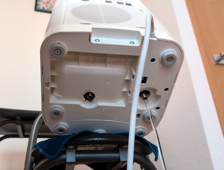 エブリィフレシャスミニの温水排水部分に付いていたパッキンを外して温水を外に出しているところ