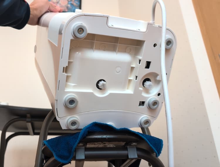 エブリィフレシャスミニの排水キャップをもとに戻しているところ