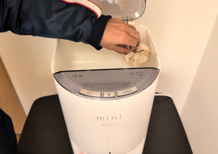 エブリィフレシャスミニの貯水タンクが収まっていたホルダー内を掃除しているところ