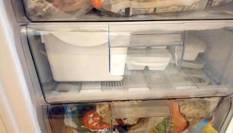 冷凍庫に保管した製氷皿