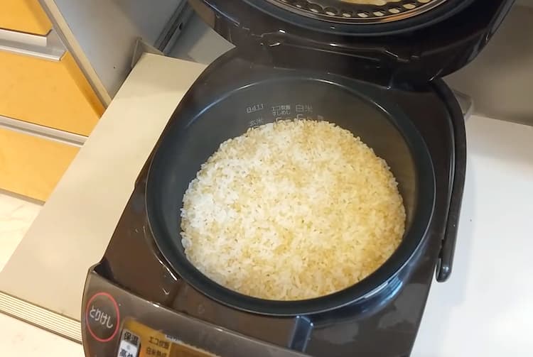 炊きあがったCOOPの発芽玄米と白米