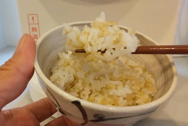 COOPの発芽玄米と白米を食べるところ