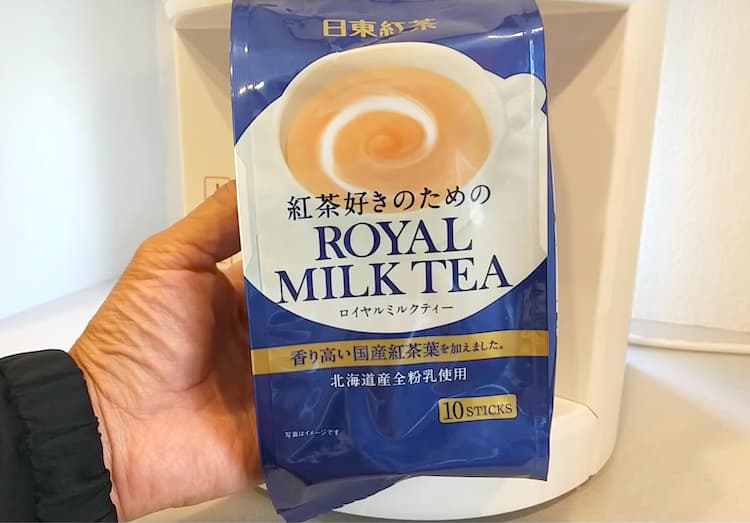 日東紅茶ロイヤルミルクティの袋を手に持ったところ