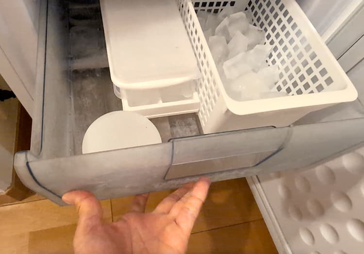 エブリィフレシャスで浄水した水を容器にいれ冷凍庫で凍らせるところ