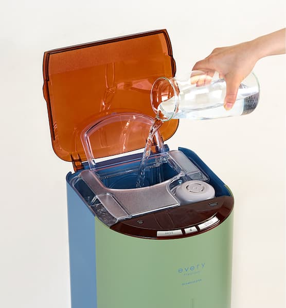 エブリィフレシャスミニのビームスデザインの給水タンクに水道水を補充しているところ