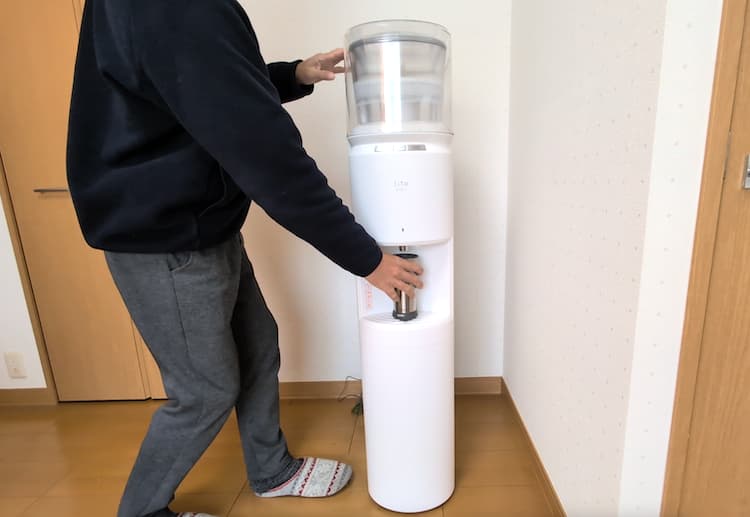 エブリィフレシャス・ライトの出水口にタンブラーを置いている私