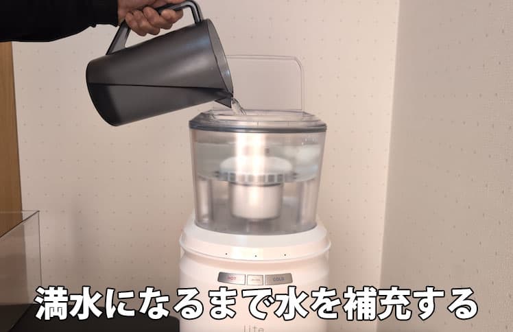 エブリィフレシャス・ライトの貯水タンクに水道水を給水しているところ