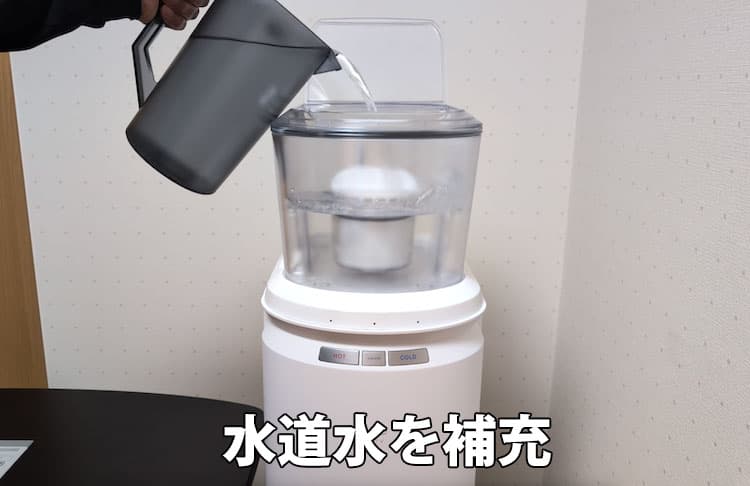 エブリィフレシャス・ライトの貯水タンクに水道水を補充しているところ