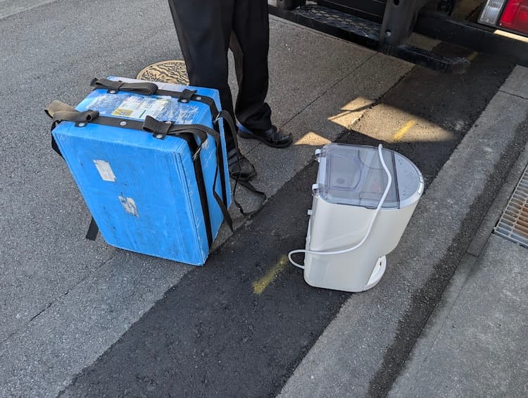 佐川急便がエブリィフレシャスミニを回収する場面