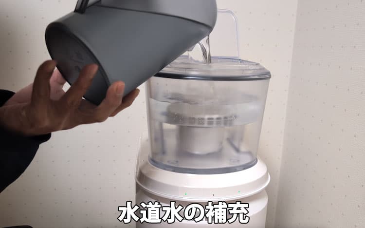 エブリィフレシャスライトの貯水タンクに水道水を補充するところ
