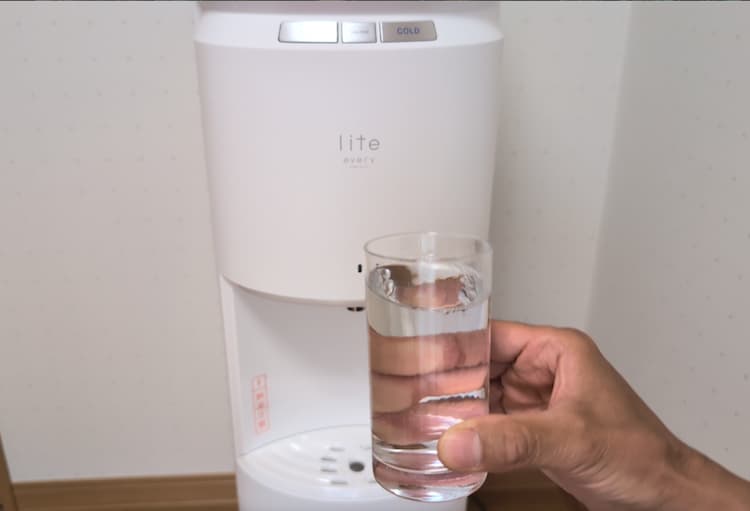 6ヶ月使用したエブリィフレシャス・ライトのサーバーで出した冷水を飲んでいるところ